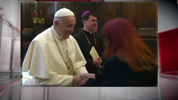 La curiosa actitud del papa Francisco para evitar que le besaran el anillo