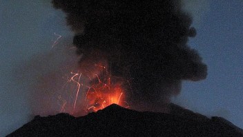 Erupción del volcán Popocatépetl el 19 de diciembre de 2000 vista desde San Nicolás de los Ranchos. (Crédito: OMAR TORRES/AFP/Getty Images).
