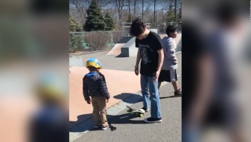 Niño con autismo recibe lección de patinaje en su cumpleaños