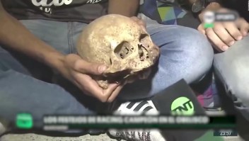 Hincha argentino lleva el supuesto cráneo de su abuelo a un festejo de fútbol