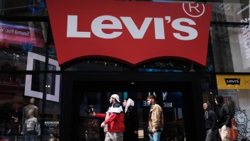Levis Strauss reporta ganancias en el primer reporte desde su salida a bolsa