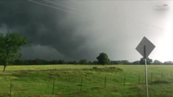 Nubes de tormenta se convierten en un tornado en Texas