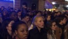 Parisinos entonan el "Ave María" mientras arde Notre Dame