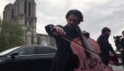 Músico rinde homenaje a Notre Dame con su chelo