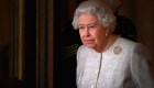 Reina Isabel II manda mensaje solidario a Macron
