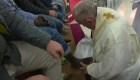 Jueves Santo: el papa lava los pies de 12 presos
