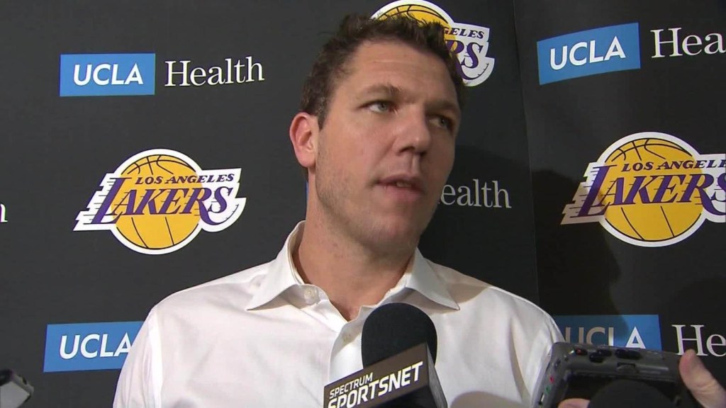 Ex entrenador de los Lakers es acusado de agresión sexual