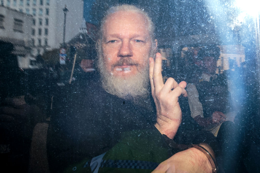 Assange detenido extradicién momento detención embajada foto arresto