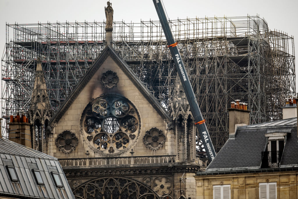 iglesia catedral noticias incendio notre dame investigación llamas fuego PARIS, FRANCE - APRIL 16: Damage caused to Notre-Dame Cathedral following a major fire yesterday on April 16, 2019 in Paris, France. A fire broke out on Monday afternoon and quickly spread across the building, causing the famous spire to collapse. The cause is unknown but officials have said it was possibly linked to ongoing renovation work. (Photo by Dan Kitwood/Getty Images)