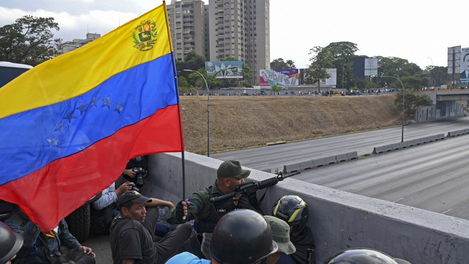 Soldados leales al líder opositor venezolano y autoproclamado presidente en funciones, Juan Guaidó, se posicionan frente a la base de La Carlota en Caracas el 29 de abril de 2019. Crédito: YURI CORTEZ / AFP / Getty Images