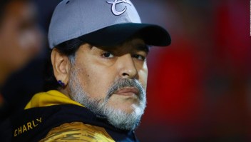 ¿Debe seguir entrenando Maradona en México?