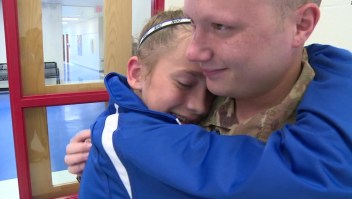 Emotivo momento en el que soldado sorprende a su hermana
