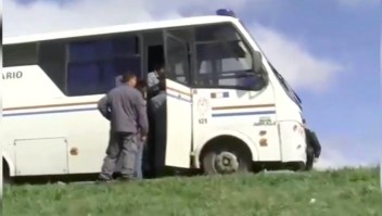 Una fuga de película: presos escapan de un bus