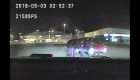 Policías levantan carro por dos minutos para salvar a un hombre