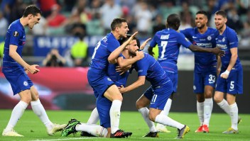 Olivier Giroud del Chelsea celebra el primer gol del partido ante el arsenal