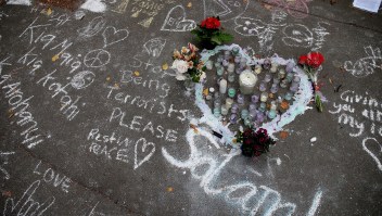 Mensajes escritos con tiza en el pavimento en recuerdo a las víctimas de la matanza de Christchurch. Crédito: DAVID MOIR / AFP / Getty Images