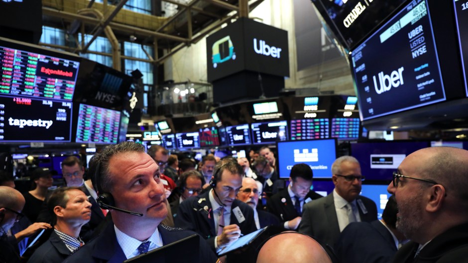 Corredores de bolsa en Wall Street momentos antes de la primera transacción de Uber el 10 de mayo de 2019. Crédito: Spencer Platt / Getty Images.