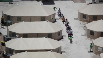 Informe indica que migrantes detenidos en EE.UU. viven en condiciones atroces