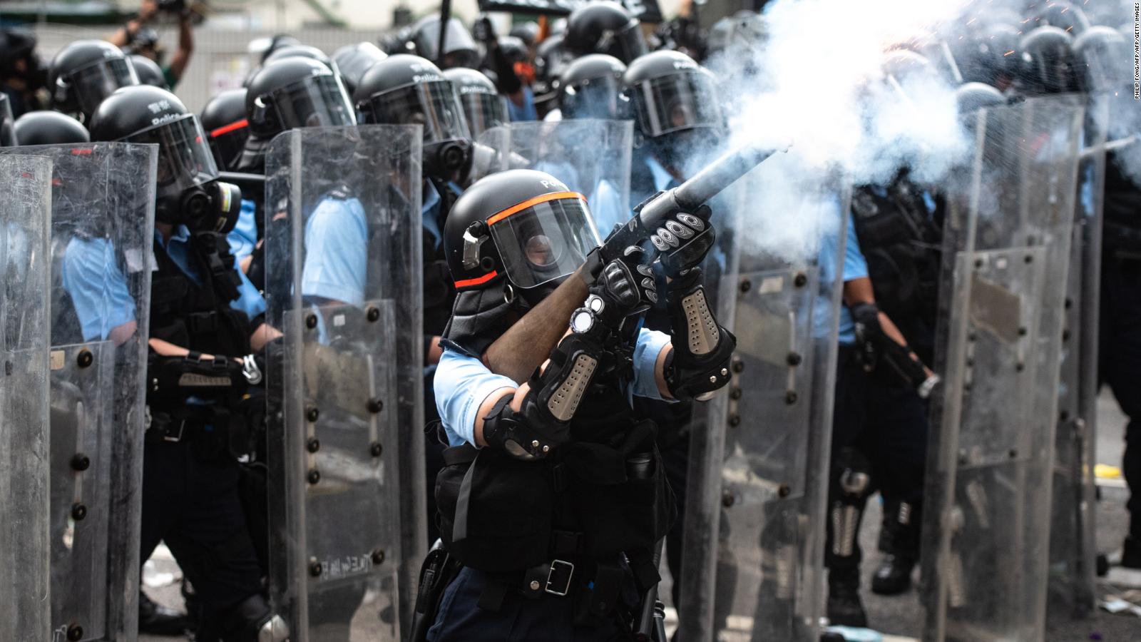 Varios arrestados y decenas de heridos en Hong Kong