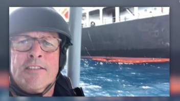 Reportero de CNN se acerca al barco petrolero atacado
