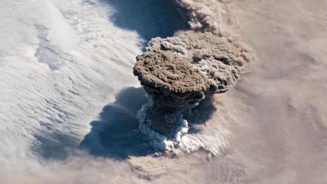 Así se ve una erupción volcánica desde el espacio