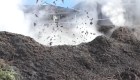 Cráter de barro irrumpe en el patio de una familia en Nueva Zelandia
