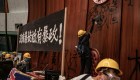 Criticas por la vandalización al Parlamento de Hong Kong