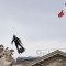 Un "hombre volador" deslumbró en el Día de la Bastilla