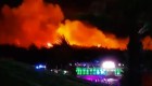 Incendio forestal arremete contra festival de música