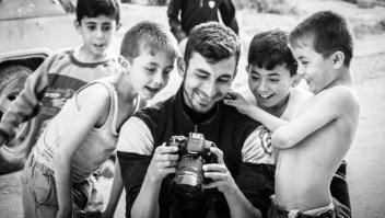 Muere fotógrafo que capturó el horror en Siria