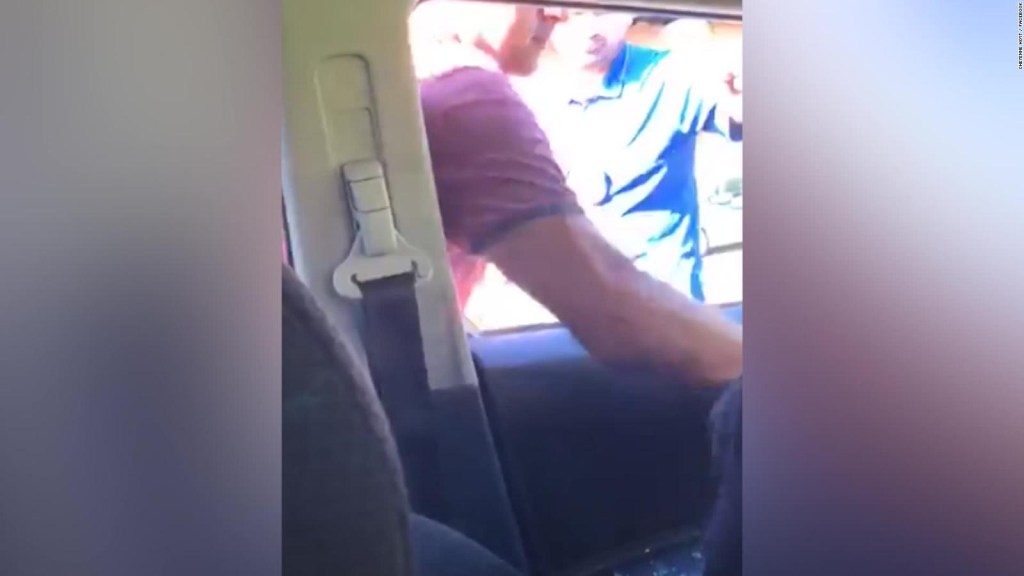 ICE rompe ventanilla del auto para arrestar a indocumentado