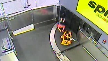 Niño resulta herido tras dar vueltas en la cinta de equipaje de aeropuerto
