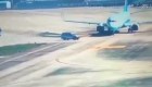 Camioneta casi choca con un avión en movimiento en China