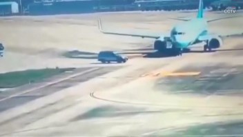 Camioneta casi choca con un avión en movimiento en China