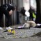 Un equipo forense observan el arma cada en un asalto en la colonia La Condesa el 6 de mayo de 2019. (Crédito: PEDRO PARDO/AFP/Getty Images)