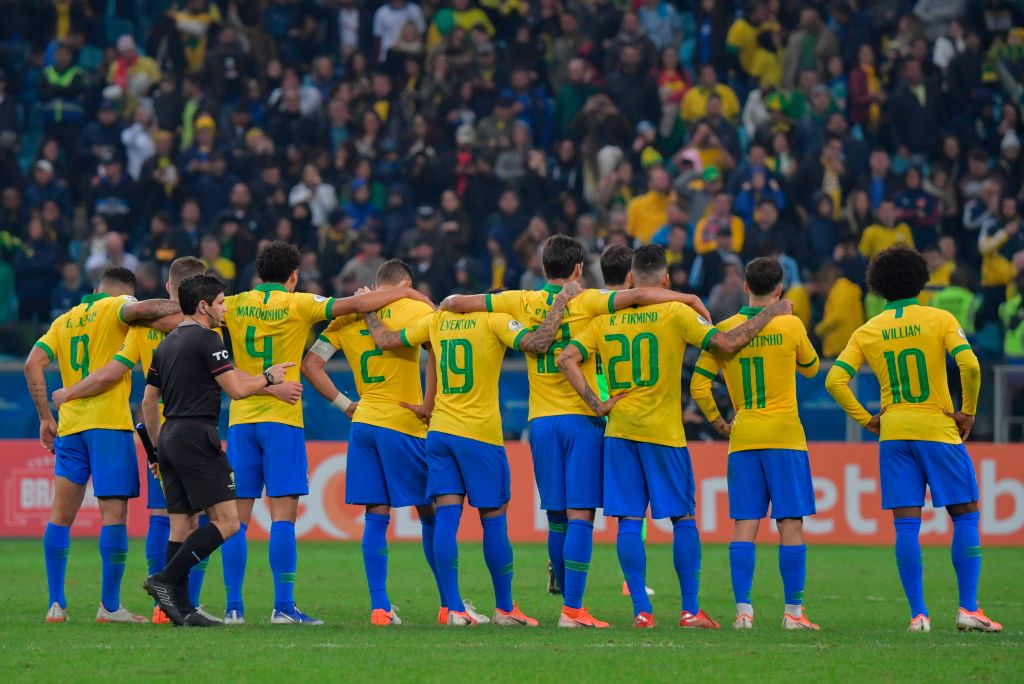 Players of Brazil stand together during thepenalty shoot-out against Paraguay after tying 0-0 during their Copa America football tournament quarter-final match at the Gremio Arena in Porto Alegre, Brazil, on June 27, 2019. (Photo by Luis ACOSTA / AFP)        (Photo credit should read LUIS ACOSTA/AFP/Getty Images)