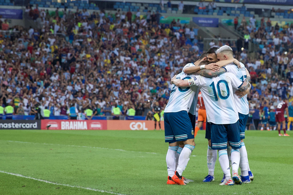 RIO DE JANEIRO, BRAZIL - JUNE 28: Giovani Lo Celso of Argentina celebrates with teammates after scoring the second goal of his team during the Copa America Brazil 2019 quarterfinal match between Argentina and Venezuela at Maracana Stadium on June 28, 2019 in Rio de Janeiro, Brazil. (Photo by Lucas Uebel/Getty Images)