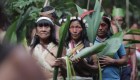 Tribus indígenas luchan por salvar el Amazonas