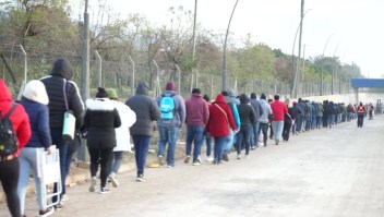Argentinos pasan 18 horas en una fila por un trabajo
