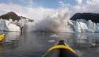 Glaciar masivo colapsa justo frente a dos kayakistas