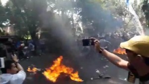 Tres policías quemados durante manifestación en Indonesia