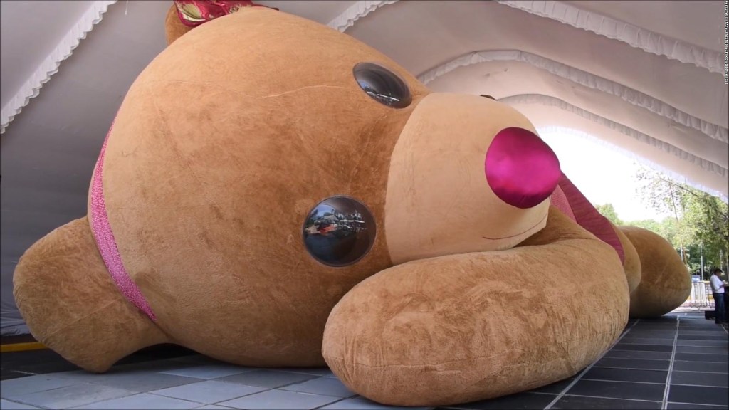 Conoce a Xonita, la osa de peluche más grande del mundo