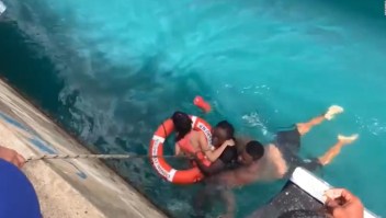 Dramático rescate de mujer en silla de ruedas que cayó al mar