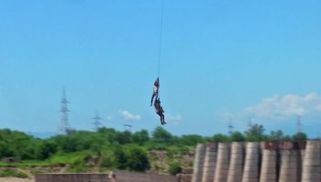 Captan el rescate de dos hombres varados en río de India