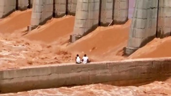 Mira el rescate de dos pescadores varados en un río