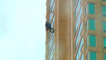 Limpiaba ventanas de un rascacielos y se quedó colgado