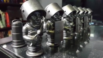 Artista puertorriqueño crea un ajedrez combativo