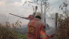 Valientes bomberos combaten el fuego en el Amazonas
