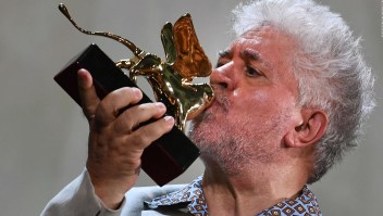 Almodóvar recibe el León de Oro en Venecia