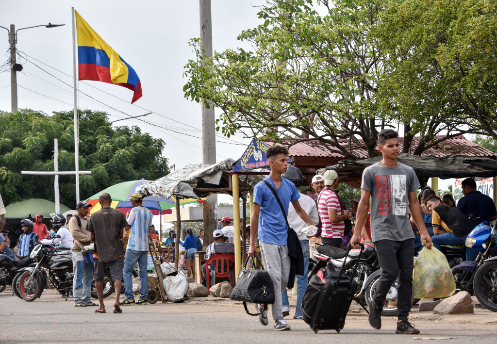 PARAGUACHON, COLOMBIA - JUNE 08: Venezuelans and Colombian returnees walk to enter tMigrantes venezolanos ingresan a Colombia a través de la frontera de Paraguachón, en La Guajira, en el norte del país, el 8 de junio de 2019. (Crédito: Guillermo Legaria/Getty Images).